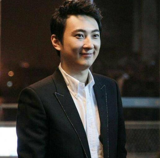 青岛网红大叔和他儿子吃瓜事件,一场网络热议的亲子互动 第3张 青岛网红大叔和他儿子吃瓜事件,一场网络热议的亲子互动 第3张